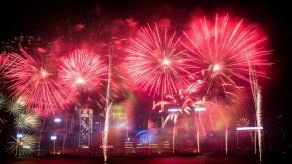 Con espectáculo de fuegos artificiales despiden el 2015