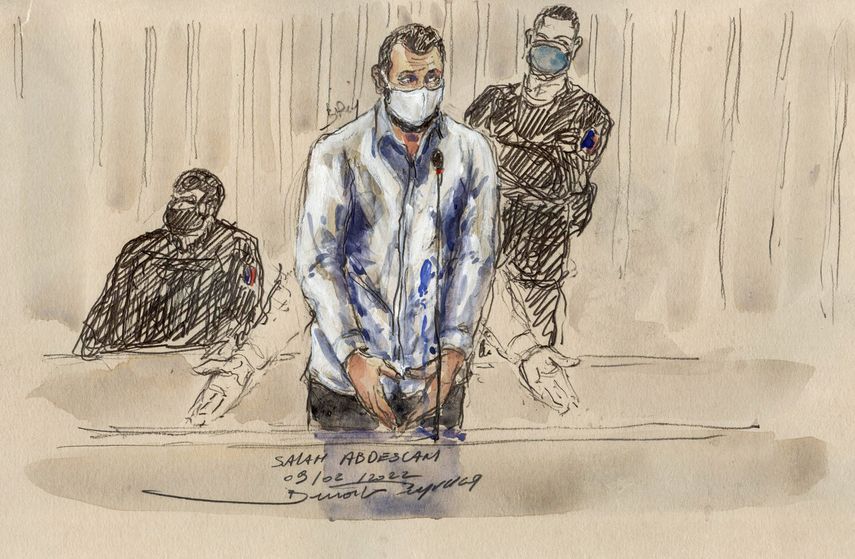 Este boceto de la corte realizado el 9 de febrero de 2022 muestra al acusado Salah Abdeslam de pie ante el tribunal especial de París durante el juicio de los ataques de noviembre de 2015 en los que murieron 130 personas.