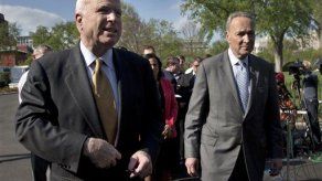 Izquierda y derecha critican plan de inmigración