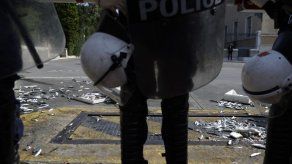 Atenas: Manifestantes lanzan sardinas a la policía