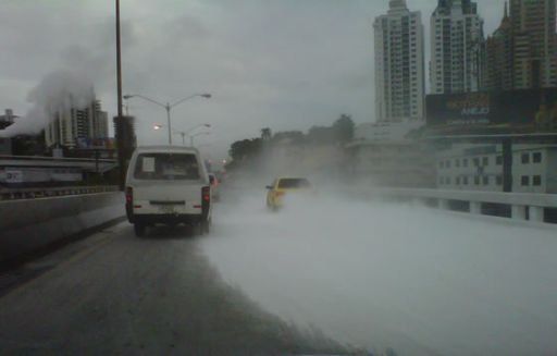 Químico sobre puente vehicular afecta vía Simón Bolívar