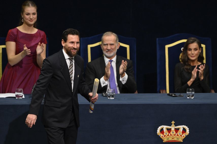 El futbolista argentino Leo Messi, Premio Princesa de Asturias de los Deportes, recibe su diploma durante la ceremonia de los Premios Princesa de Asturias 2026, en el Teatro Campoamor de Oviedo este viernes.