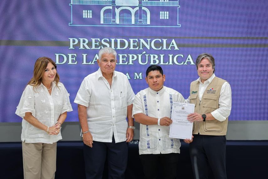 Entregan títulos de propiedad a familias de Coclé.