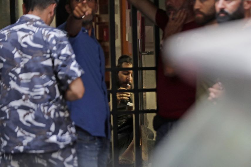 El hombre tomó a seis o siete empleados como rehenes.