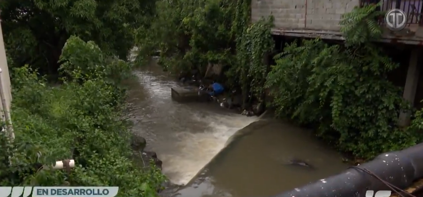 Buscan a menor de 14 años arrastrado por río en Samaria