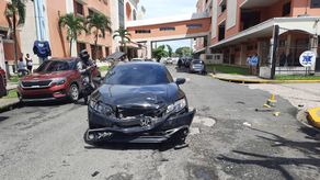 Próximo a la entrada del Hospital Santo Tomás, lo esperaba un hombre en un carro negro. Próximo a la entrada del Hospital Santo Tomás, lo esperaba un hombre en un carro negro.