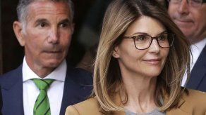 Loughlin y esposo refutan cargos en escándalo universitario