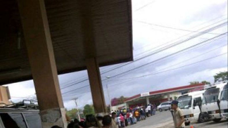 Quejas por desorden y falta de buses en piqueras del interior