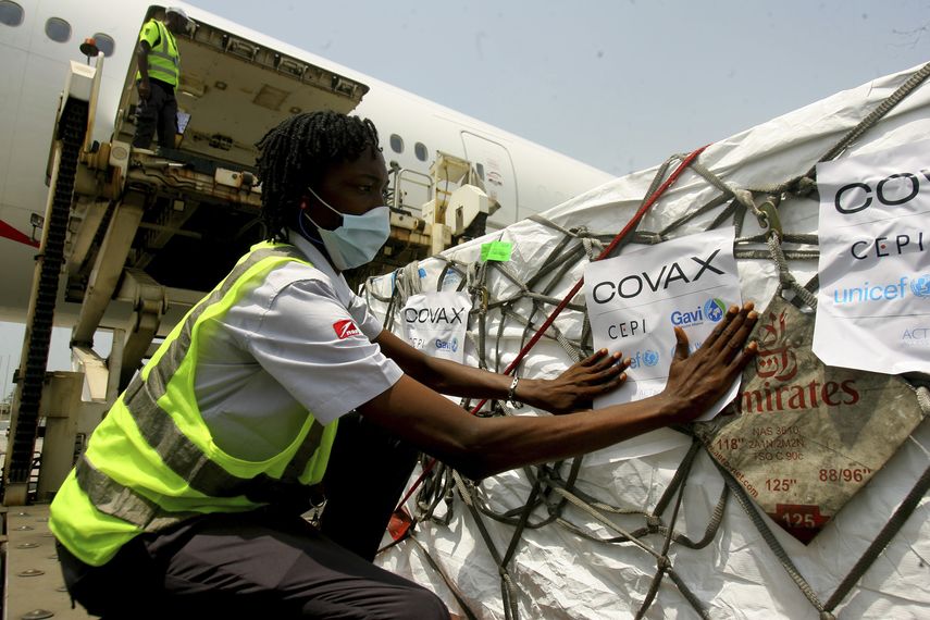 La OMS critica desde hace mucho la distribución desigual de las vacunas y ha pedido a los fabricantes y a otros países que den prioridad a COVAX.