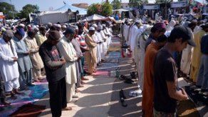 Matan a tiros a seis fieles en ataque a santuario pakistaní