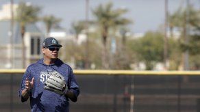 Félix Hernández sale de juego tras recibir pelotazo