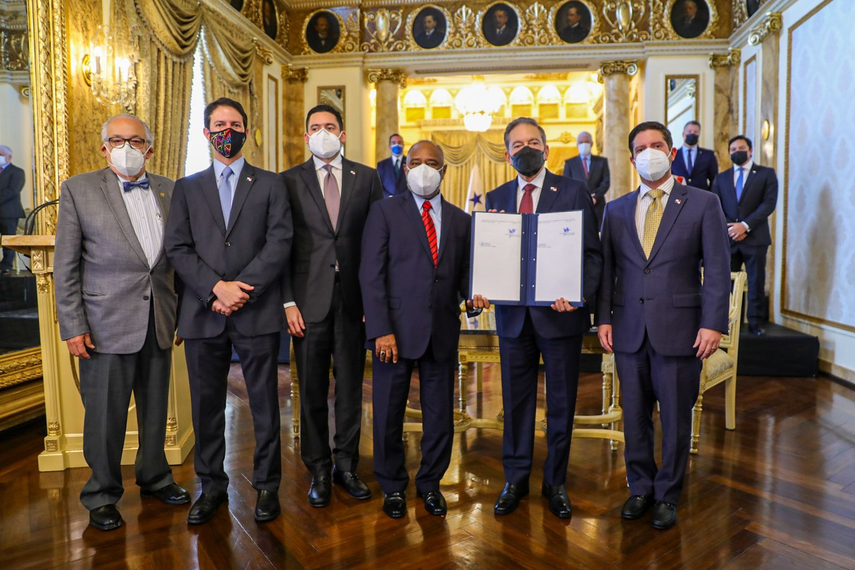 Presidente Cortizo, junto a otras figuras publicas y presentando la sanción del proyecto de ley que brinda incentivos a la actividad turística