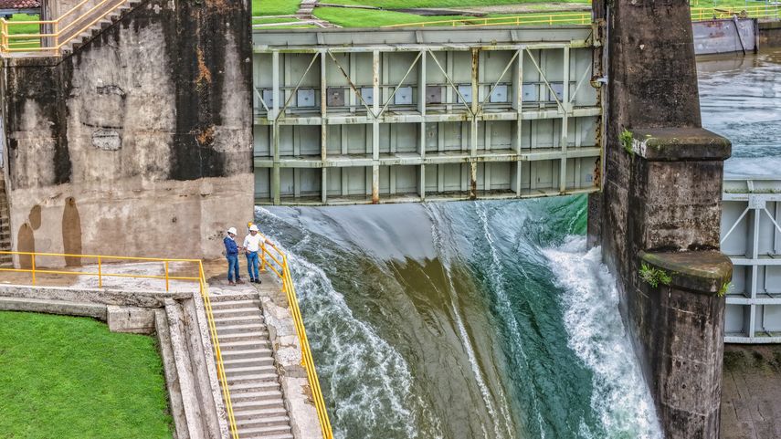 Canal de Panamá ejecuta vertido preventivo en el lago Gatún.
