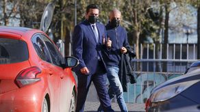 El constituyente de Chile, Rodrigo Rojas Vade sale de la sede de la Brigada de Investigaciones Criminales de la Policía de Investigaciones.