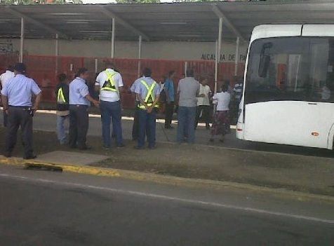 Usuarios inconformes por el Metro Bus cierran calle en Plaza 5 de Mayo
