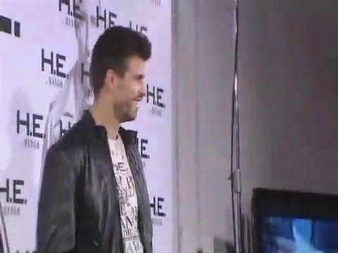 Revista publica fotos de supuesto beso entre Shakira y Piqué