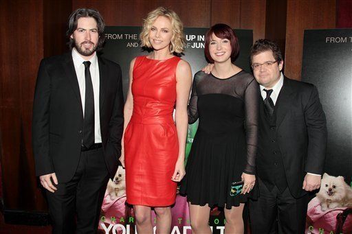 Oswalt: Escena romántica con Charlize Theron fue una pesadilla