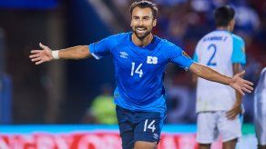 El mediocampista salvadoreño Alexander Roldán celebra tras golear a Guatemala en Copa Oro 2021.
