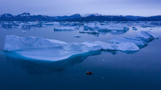 Hasta ahora, los núcleos de hielo de Groenlandia —una mirada a las temperaturas a largo plazo anterior a los termómetros— no habían mostrado una señal muy clara de calentamiento global en la parte centro-norte más remota de la isla, al menos en comparación con el resto del mundo