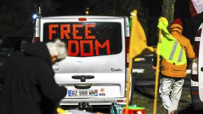 En Holanda, decenas de camiones y otros vehículos, desde tractores a un auto con un remolque de acampada, llegaron el sábado a La Haya para una protesta similar.
