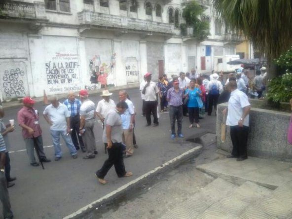 Jubilados exigen al Gobierno pago de décimo tercer mes adeudados