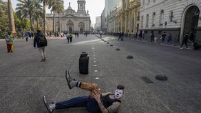 Chile vive una oleada inflacionaria debido a factores externos, como el incremento del precio internacional del petróleo —que importa casi en un 100%— y del valor de los alimentos, que en torno al 50% vienen del exterior.