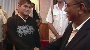 Náufrago salvadoreño regresa a su tierra natal en silla de ruedas y sin hablar