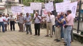 Jubilados exigen pago de décimos atrasados en efectivo
