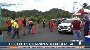 Docentes protestan y cierran vía en La Chorrera