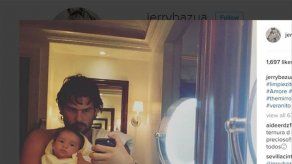 El novio de Paulina Rubio se quita la ropa en Instagram