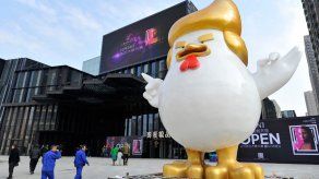 Centro comercial chino transforma a Trump en pollo ante la llegada del año del Gallo