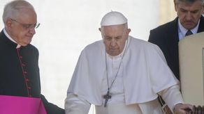 En la entrevista, el papa Francisco restó importancia a sus problemas de movilidad y dijo que se gobierna con la cabeza, no con la rodilla.