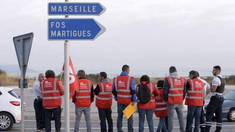 Camioneros franceses cortan carreteras ante reforma laboral