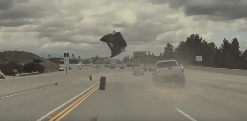 ¡IMPACTANTE! Auto se voltea y milagrosamente el conductor sale ileso