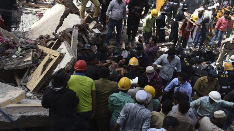Al menos 8 muertos y 10 desaparecidos en un derrumbe en Bombay