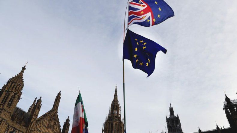 May llama a legisladores a aprobar acuerdo de Brexit