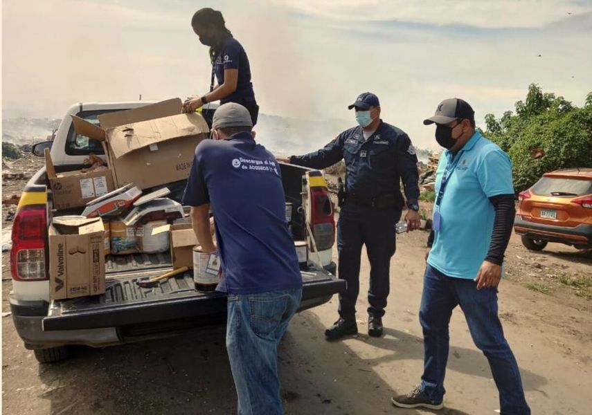 La Acodeco destruye los productos vencidos que encuentra en los locales comerciales.