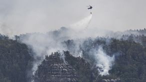 El fuego activo afecta a alrededor de 250 hectáreas de bosque, añadió dpa, que dijo que el dispositivo de extinción incluye ocho helicópteros.