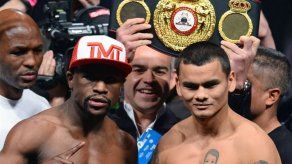 Desacuerdo por los guantes amenazó pelea Mayweather-Maidana en Las Vegas