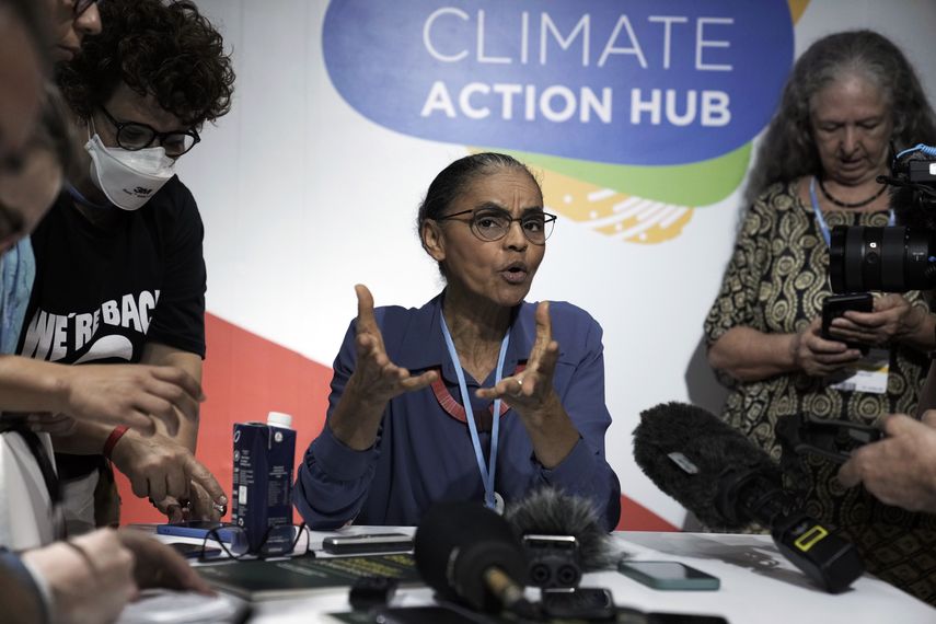 Marina Silva dijo que la presencia de Lula en la cumbre meses antes de su juramentación el 1 de enero revela el compromiso de su gobierno de proteger la foresta y cumplir un papel de liderazgo en la lucha contra el cambio climático.