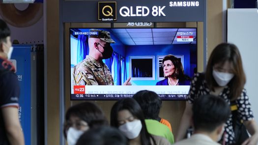 Mientras estaba en Corea del Sur, Pelosi visitó un área fronteriza con Corea del Norte y conversó sobre el programa nuclear norcoreano con Kim Jin Pyo.