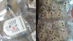 Aduanas retiene pines con el logo de la Selección Nacional procedentes de China.