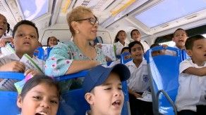 Brayan Mondragon realiza un recorrido en el bus eléctrico por la ciudad