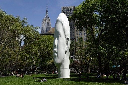 Escultor español exhibe cabezas gigantes de niñas en famoso parque de Chicago