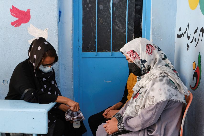 El primer ministro interino afirmó que las mujeres tienen derecho a la educación y al trabajo y que los talibanes asegurarán que el acceso a ambos sea más sencillo para ellas y tengan acceso a los derechos básicos y legítimos.