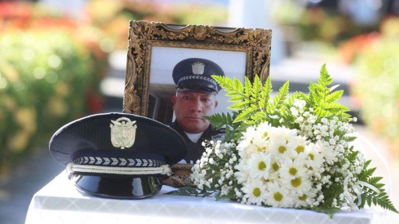 Rinden homenaje y dan último adiós a policía fallecido tras robo a la DGI