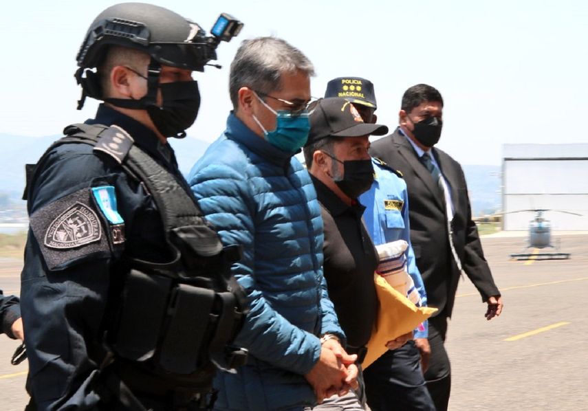 Momento del traslado de Juan Orlando Hernández para su extradición.