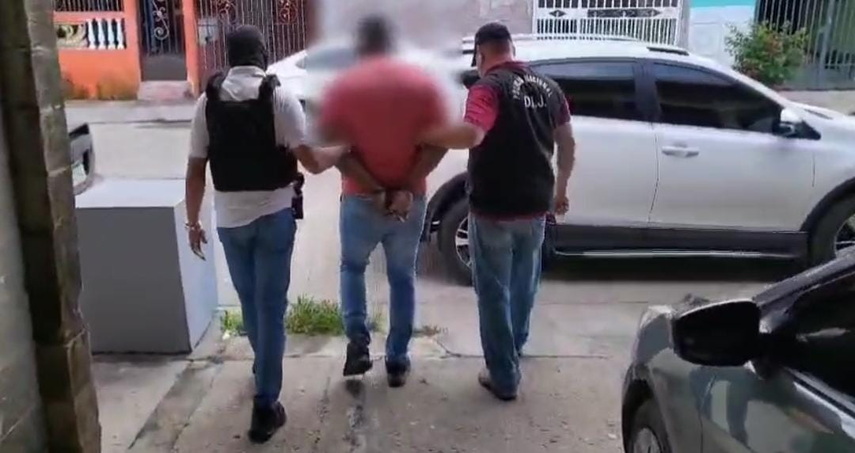 Policía Nacional con uno de los aprehendidos en Panamá Este