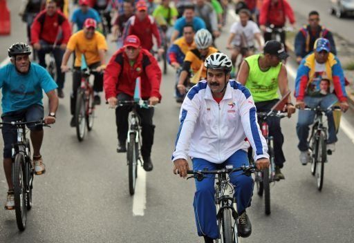 Video: Maduro se cae de la bicicleta sin consecuencia