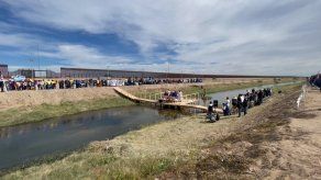 Celebran misa sobre el río Bravo en memoria de migrantes muertos